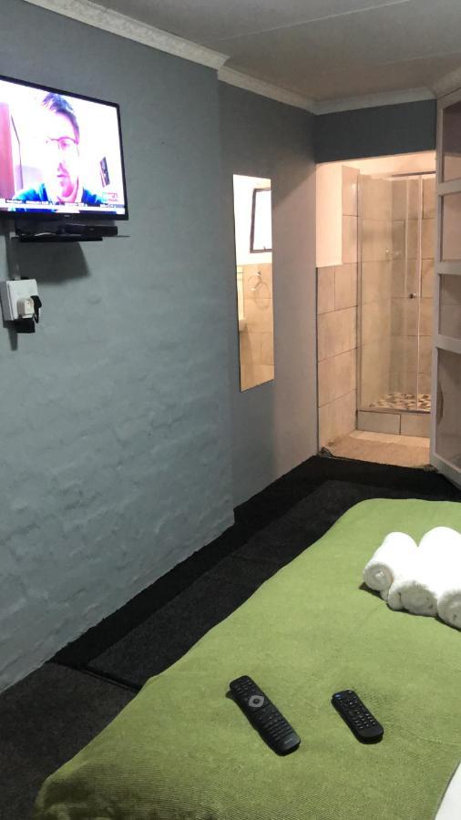 Host Hub Guest House Kempton Park Luaran gambar
