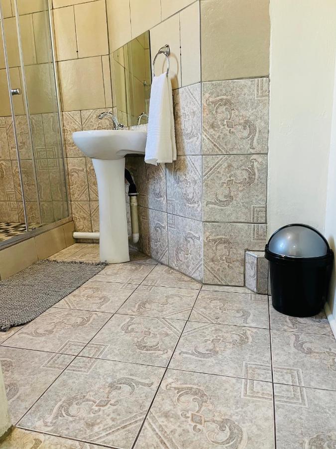 Host Hub Guest House Kempton Park Luaran gambar