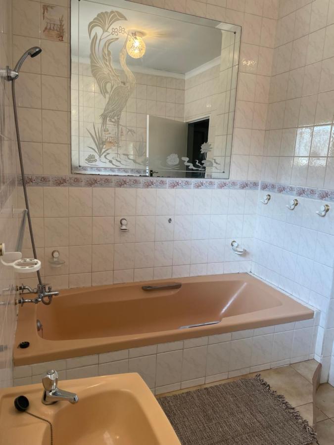 Host Hub Guest House Kempton Park Luaran gambar