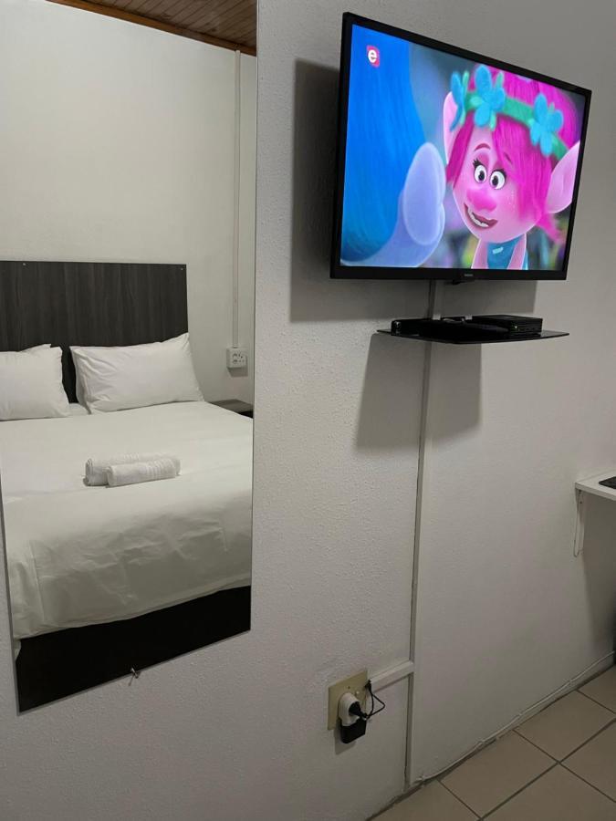 Host Hub Guest House Kempton Park Luaran gambar