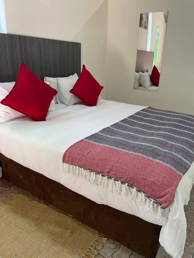 Host Hub Guest House Kempton Park Luaran gambar