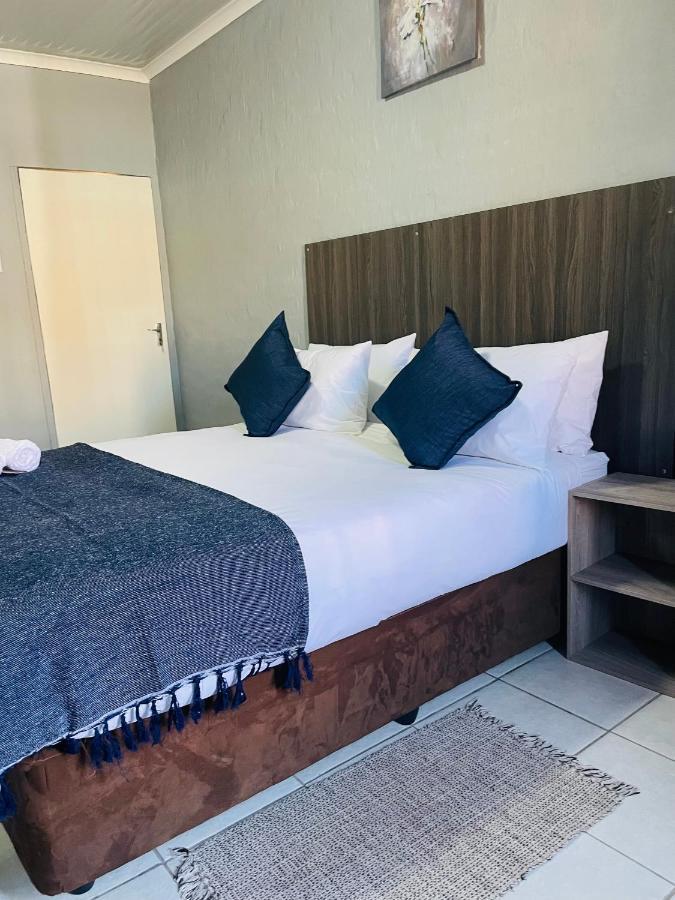 Host Hub Guest House Kempton Park Luaran gambar