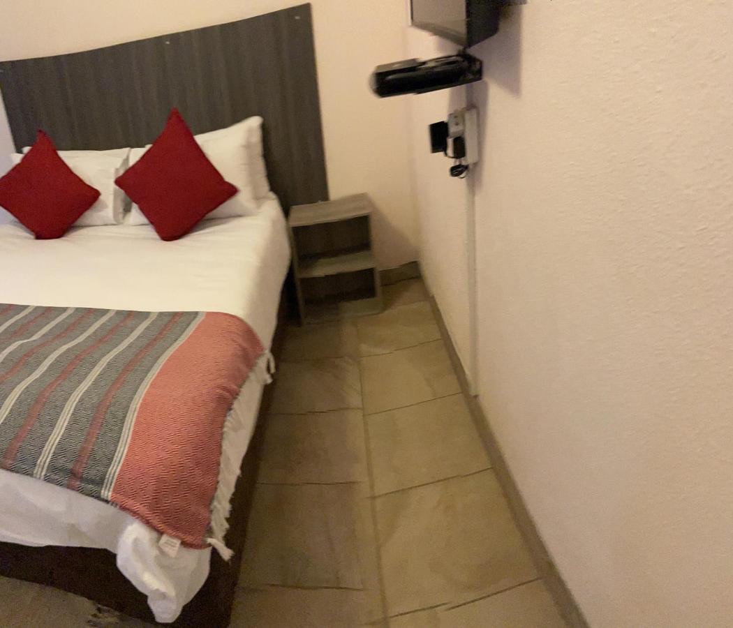 Host Hub Guest House Kempton Park Luaran gambar