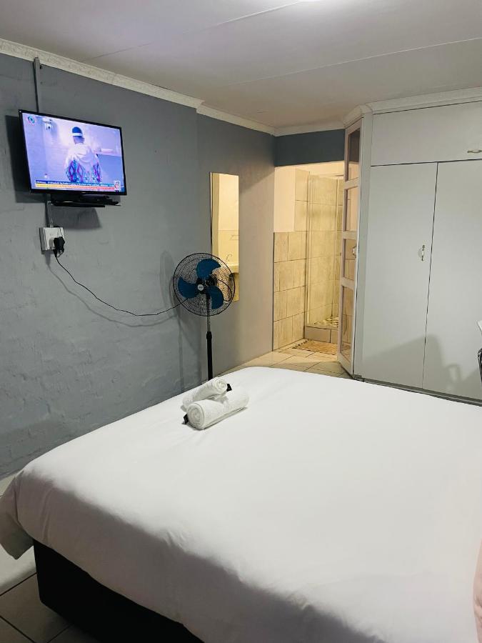 Host Hub Guest House Kempton Park Luaran gambar