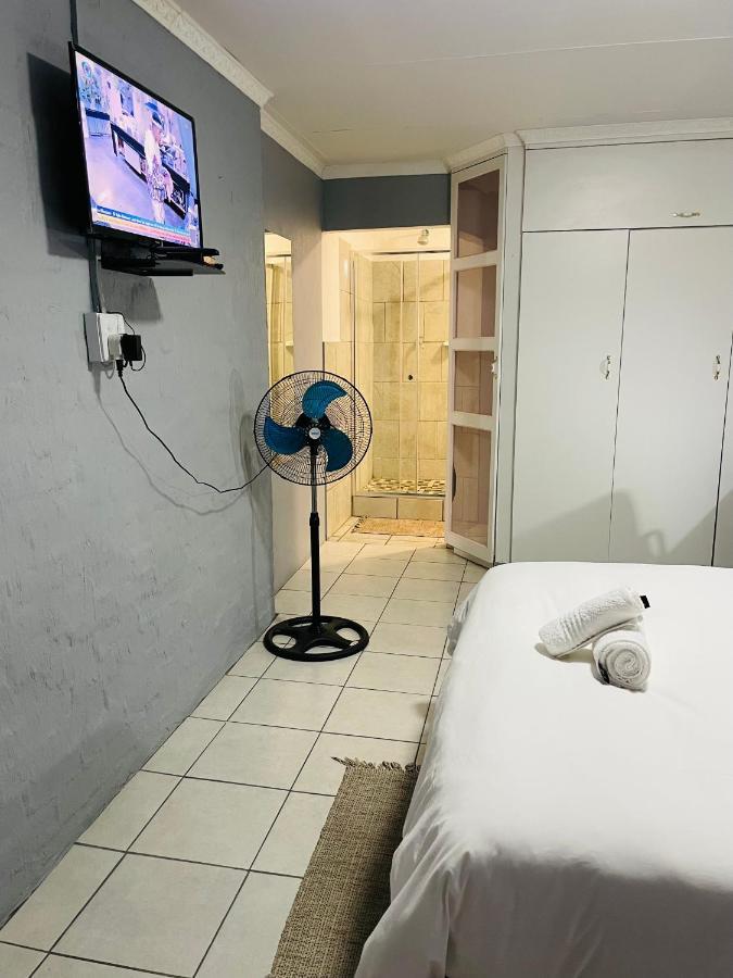 Host Hub Guest House Kempton Park Luaran gambar