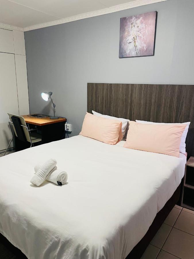 Host Hub Guest House Kempton Park Luaran gambar